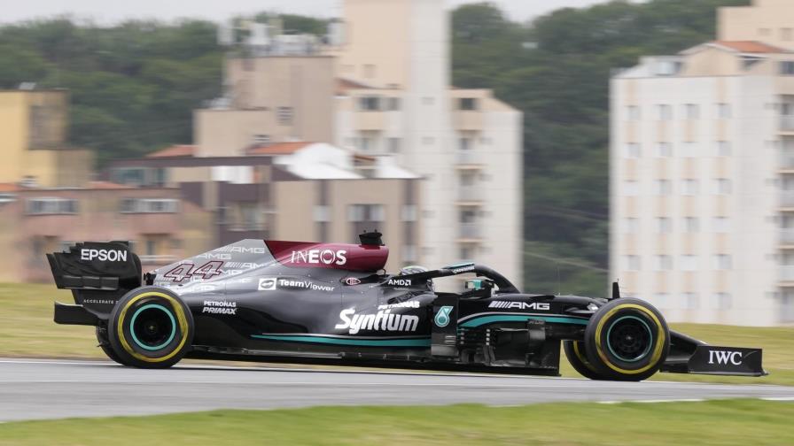 Hamilton cambia motor y pierde cinco lugares en GP de Brasil