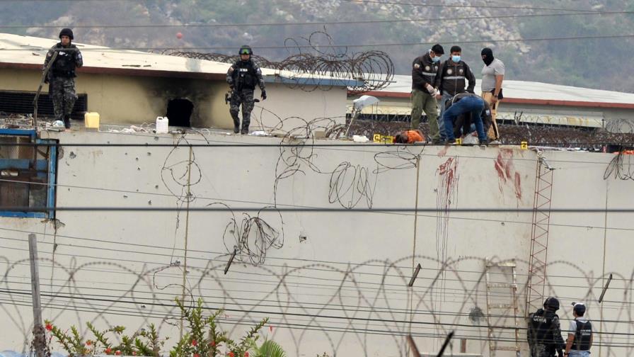 Fuerzas de seguridad asumen control de cárcel de Ecuador tras brutal masacre Fuerzas de seguridad asumen control de cárcel de Ecuador tras brutal masacre