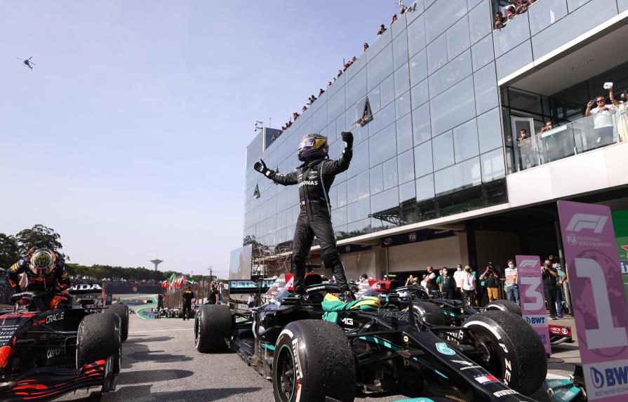 Hamilton mete presión a Verstappen en el estreno de la F1 en Catar