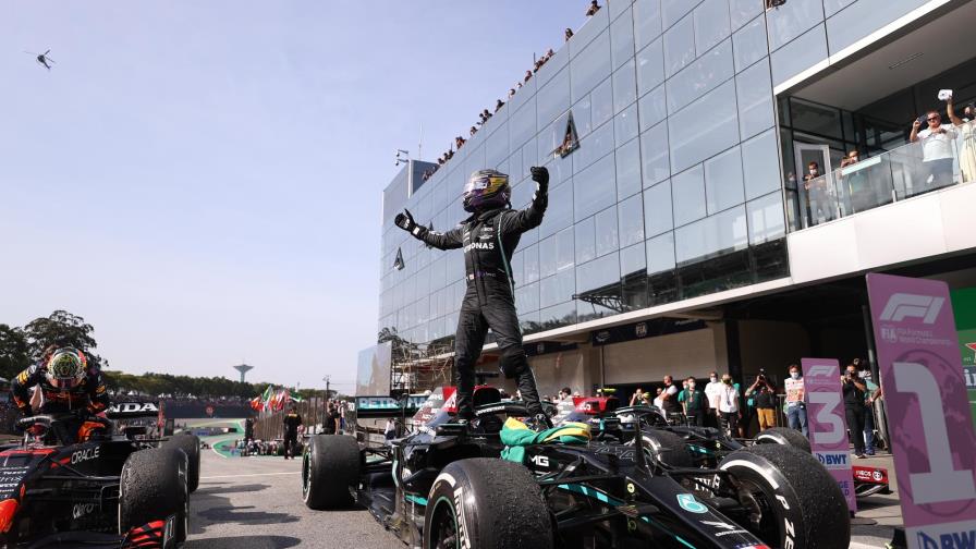 Hamilton mete presión a Verstappen en el estreno de la F1 en Catar