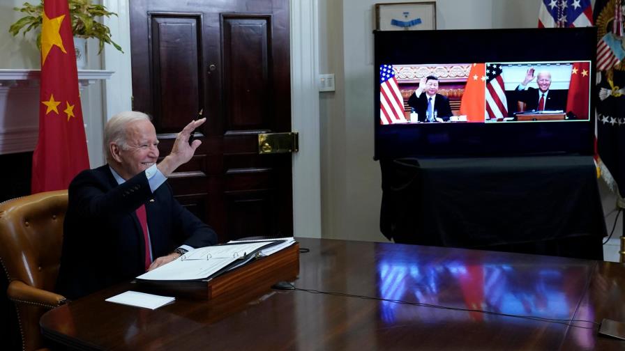 Biden dice a Xi que busca un diálogo “honesto y directo” al inicio de reunión