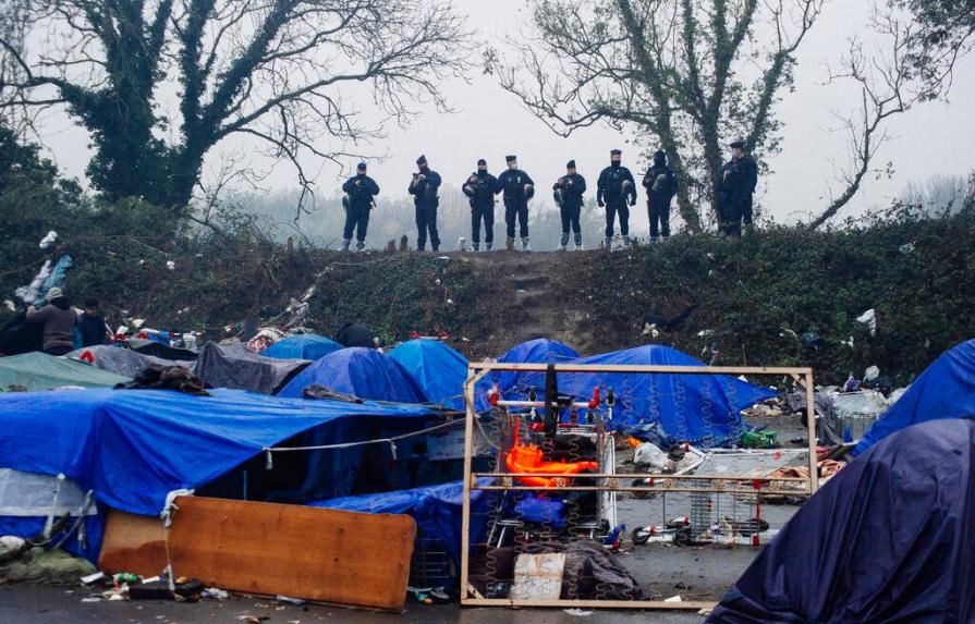 Policía francesa desaloja campo migrante cerca de Dunkerque