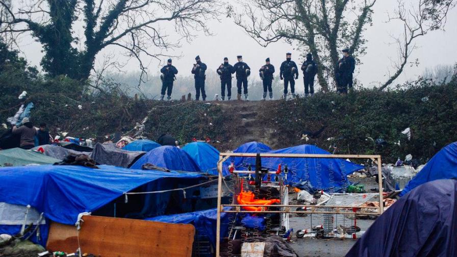 Policía francesa desaloja campo migrante cerca de Dunkerque Policía francesa desaloja campo migrante cerca de Dunkerque