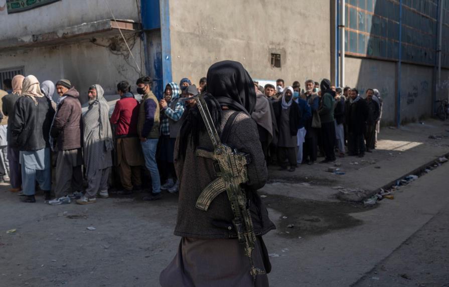 El gobierno talibán vuelve a pagar a funcionarios afganos 