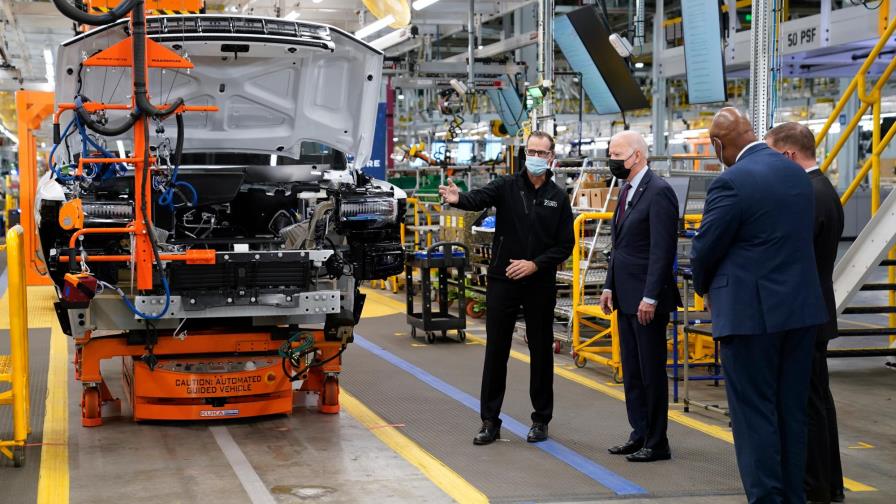 Biden afirma que cadenas minoristas tendrán productos suficientes en Navidad