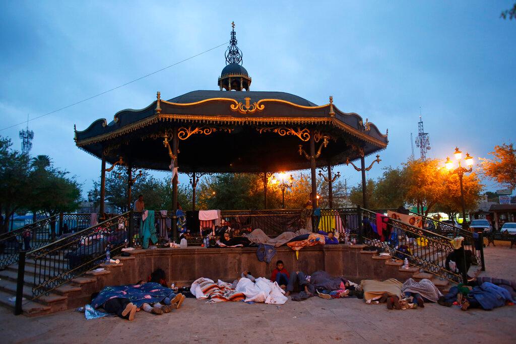 En esta imagen de archivo, migrantes duermen bajo un kiosco en un parque, el 27 de marzo de 2021, en Reynosa, México. El campamento, como otros en la frontera norte de México, sirven de residencia temporal a los migrantes que esperan lograr asilo en Estados Unidos. 