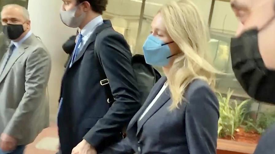 Fundadora de Theranos testifica a la defensiva en juicio por fraude en EEUU