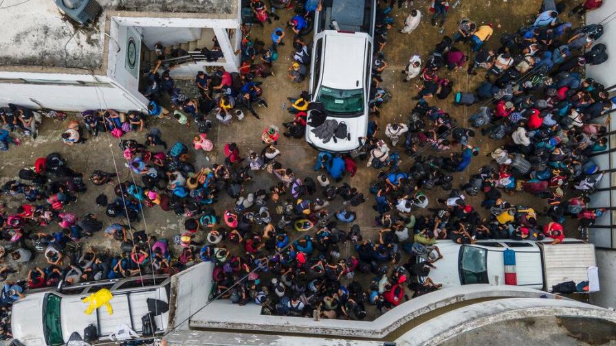 Hallan a más de 400 migrantes en camiones al sur de México