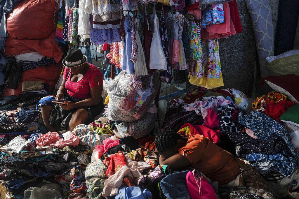 Mujeres venden ropa usada en un mercado en la ciudad fronteriza de Dajabón, República Dominicana, el viernes 19 de noviembre de 2021. Los viernes son uno de los días de mayor actividad en el mercado binacional entre Haití y República Dominicana. (Foto AP / Matias Delacroix)
