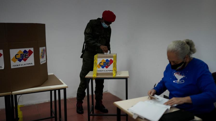 Venezuela continúa recuento de votos que siguen favoreciendo al chavismo