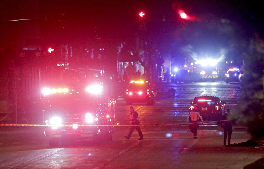 La policía investiga en la escena de un accidente que involucró a varias personas y heridos en un desfile festivo en Waukesha, Wisconsin, el domingo 21 de noviembre de 2021 (Mike De Sisti / Milwaukee Journal-Sentinel vía AP).