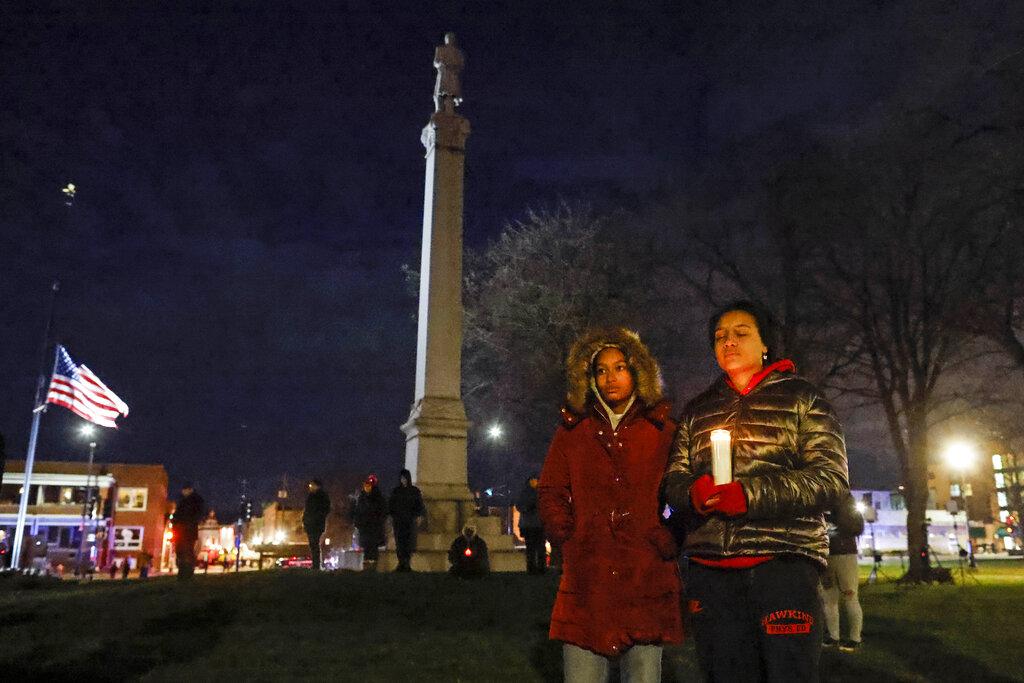 Personas participan en una vigilia a la luz de las velas en el centro de Waukesha, Wisconsin, el lunes 22 de noviembre de 2021 después de que una camioneta se estrellara en un desfile dominical de Navidad matando a varias personas e hiriendo a decenas. (Foto AP / Jeffrey Phelps)