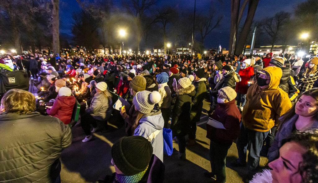 Una multitud asiste a una vigilia a la luz de las velas por los afectados por la tragedia del Desfile de Navidad de Waukesha en Cutler Park el lunes 22 de noviembre de 2021 en Waukesha, Wisconsin. El evento fue organizado por la Asociación de Congregaciones de Waukesha con la participación de Brookfield - Elm Grove Interfaith Network (BEGIN) y la Conferencia Interreligiosa del Gran Milwaukee. (Scott Ash / Milwaukee Journal-Sentinel vía AP)