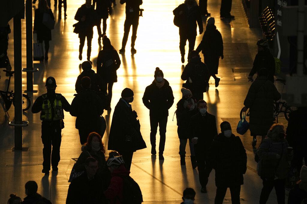 La gente pasa por la estación de tren de Waterloo, en Londres, durante la hora pico de la mañana, el lunes 29 de noviembre de 2021.  (Foto AP / Matt Dunham)