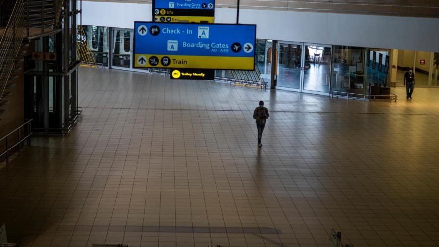 La OMS considera inútil prohibir viajar por variante ómicron, que llegó a América Latina