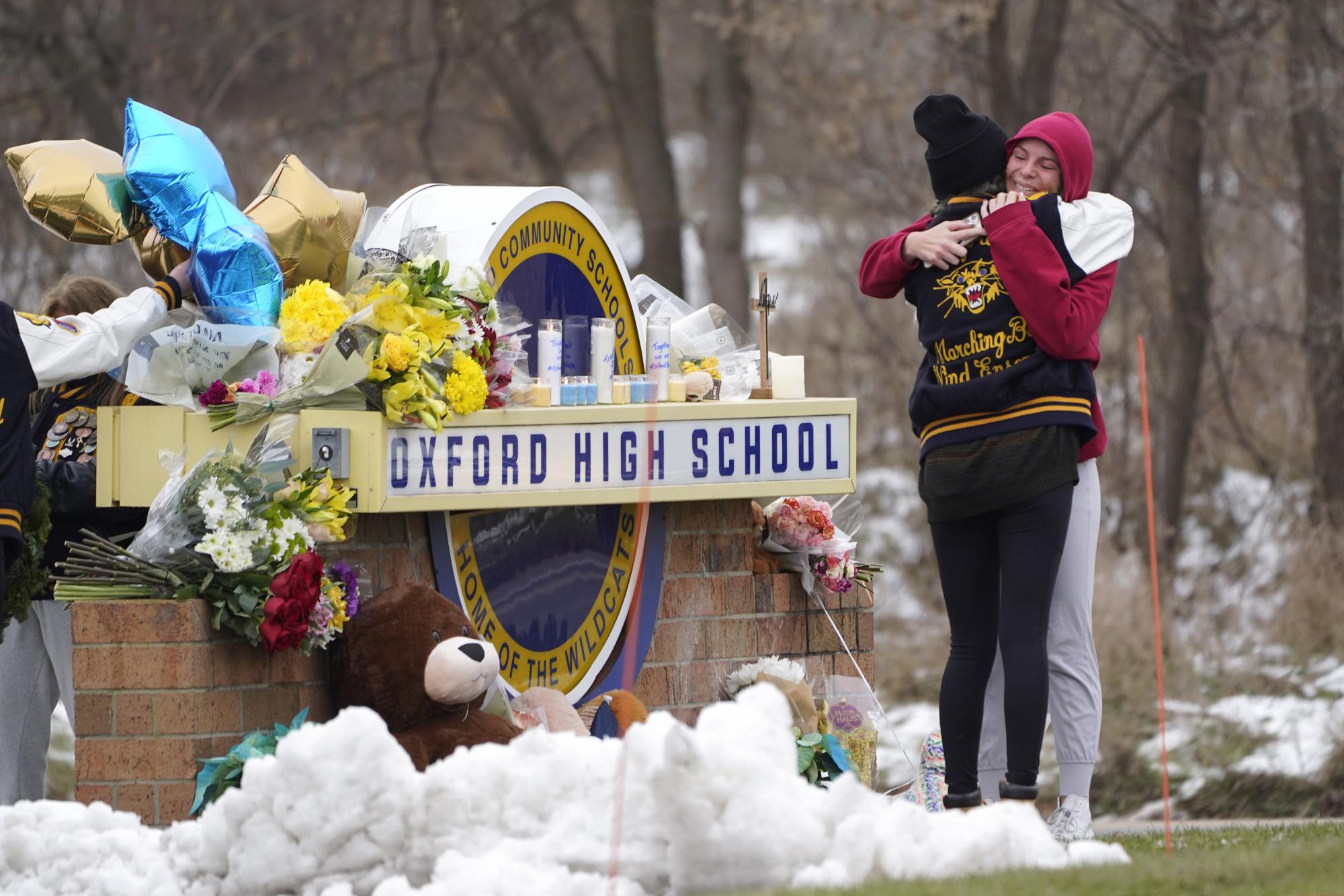 Comunidad de Michigan llora víctimas del tiroteo en escuela