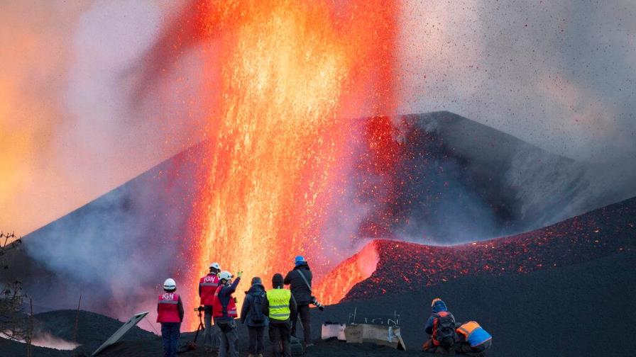 Al menos 1 muerto y 41 heridos por la erupción del volcán indonesio Semeru Al menos 1 muerto y 41 heridos por la erupción del volcán indonesio Semeru