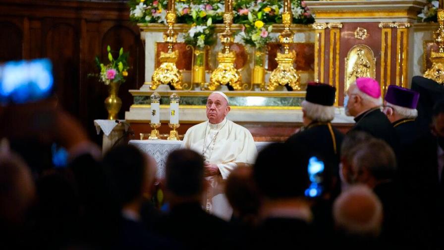 Un anciano sarcerdote ortodoxo gritó hereje al papa en Atenas Un anciano sarcerdote ortodoxo gritó hereje al papa en Atenas