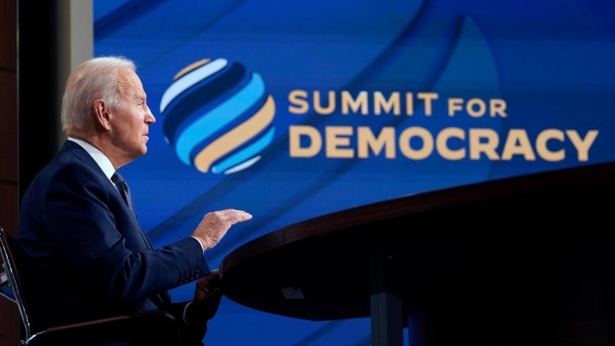 Biden advierte desafíos “alarmantes” para la democracia en el mundo