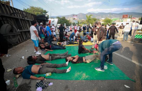 Suben a 53 los migrantes muertos tras volcadura en México