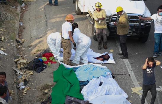 Suben a 53 los migrantes muertos tras volcadura en México