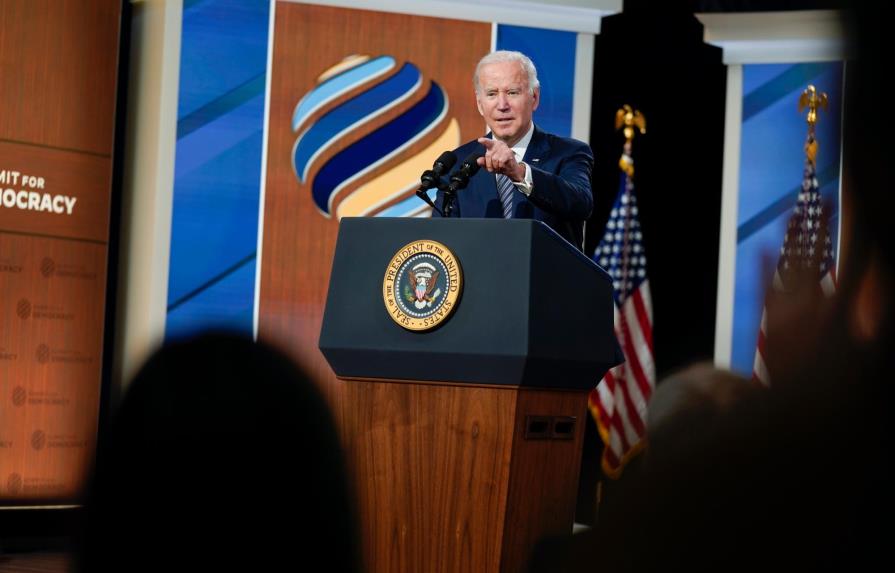 Biden promociona a EEUU como defensor de la democracia y China se burla