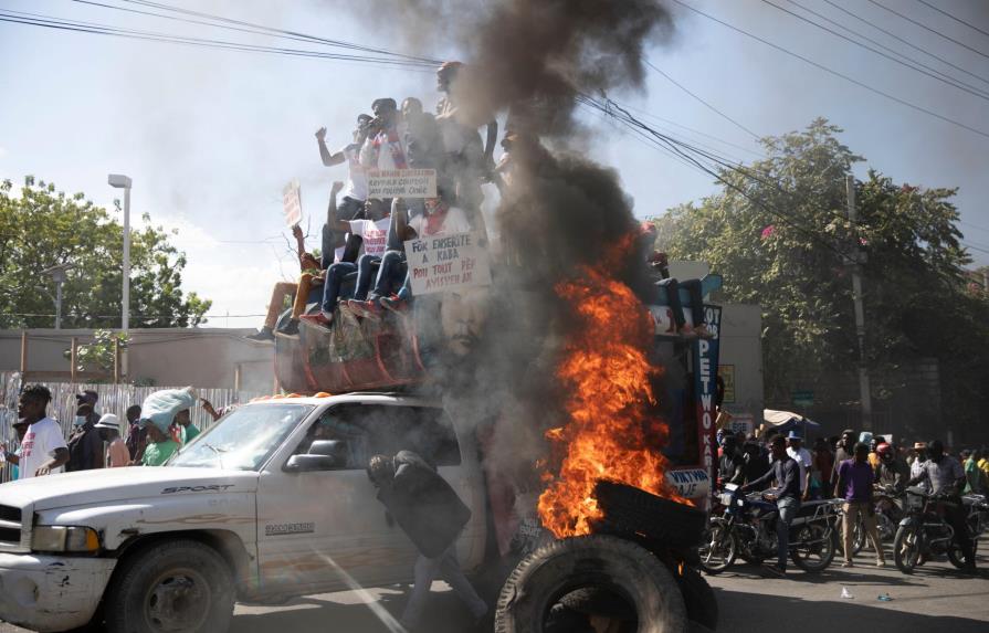 Haitianos protestan en las calles por el alza en los combustibles