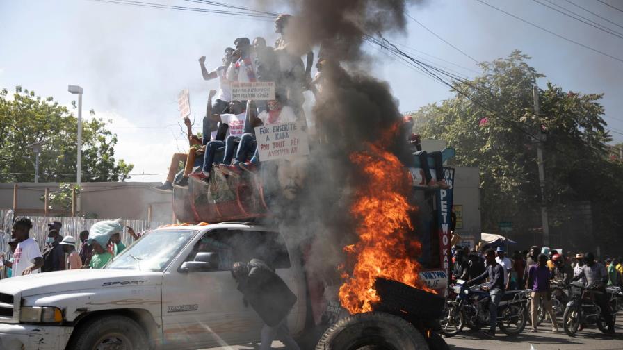 Haitianos protestan en las calles por el alza en los combustibles