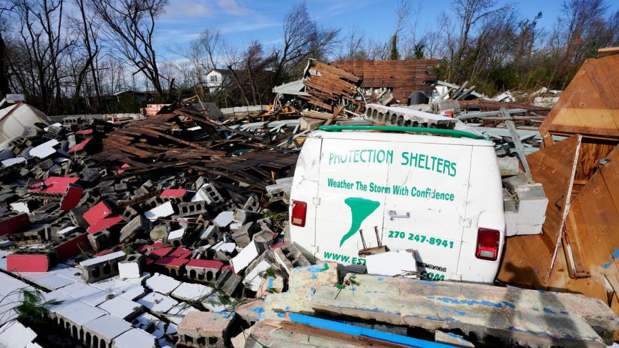 Después de mortales tornados, una ciudad de Kentucky se organiza para ayudar a los suyos