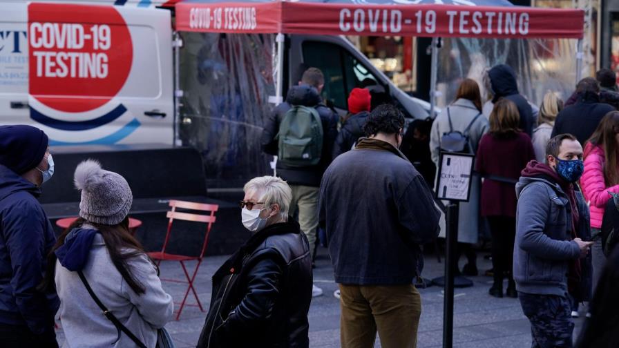 Ómicron amenaza con estropear fiestas de fin de año en Estados Unidos