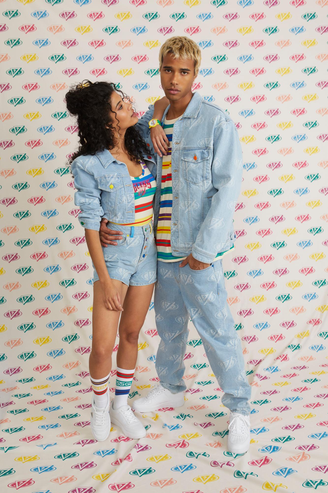 La colección incorpora tonos rojos, amarillos, verdes, azules y morados.