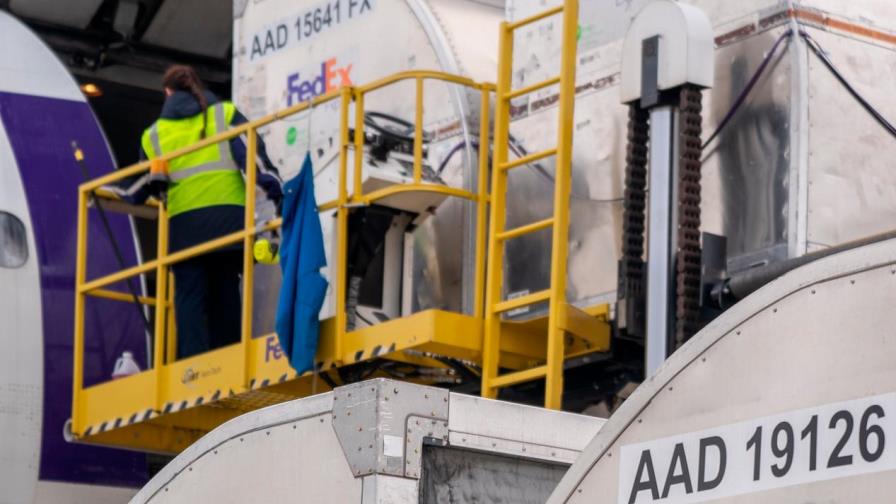 EEUU llena miles de cajas con vacunas para empezar a distribuirlas el domingo