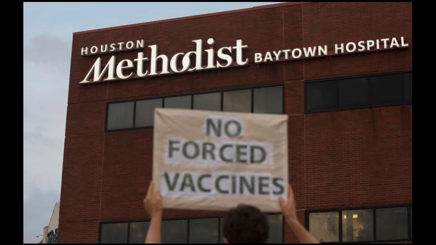 Jueza de EEUU desestima demanda de empleados que no querían vacunarse