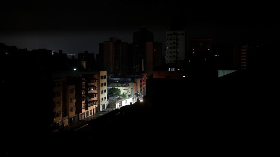 Venezolanos se abastecen de plantas eléctricas y velas en Colombia por apagones