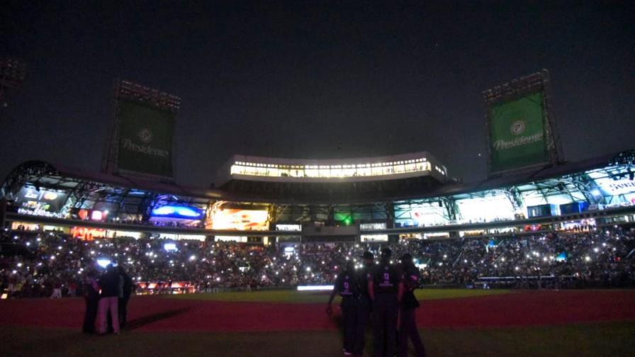 Apagón en el Quisqueya en pleno partido entre Licey y Escogido