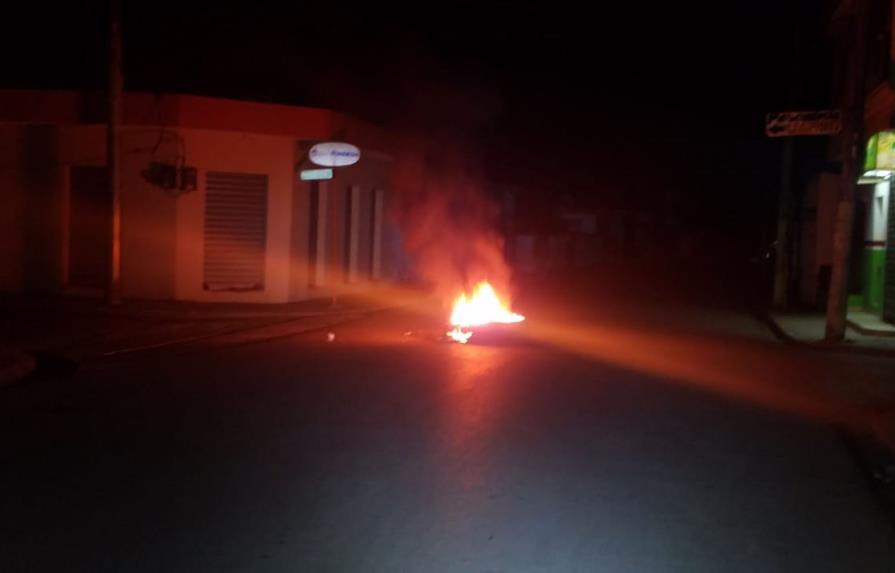Protestas violentas en Sabana de la Mar contra los apagones