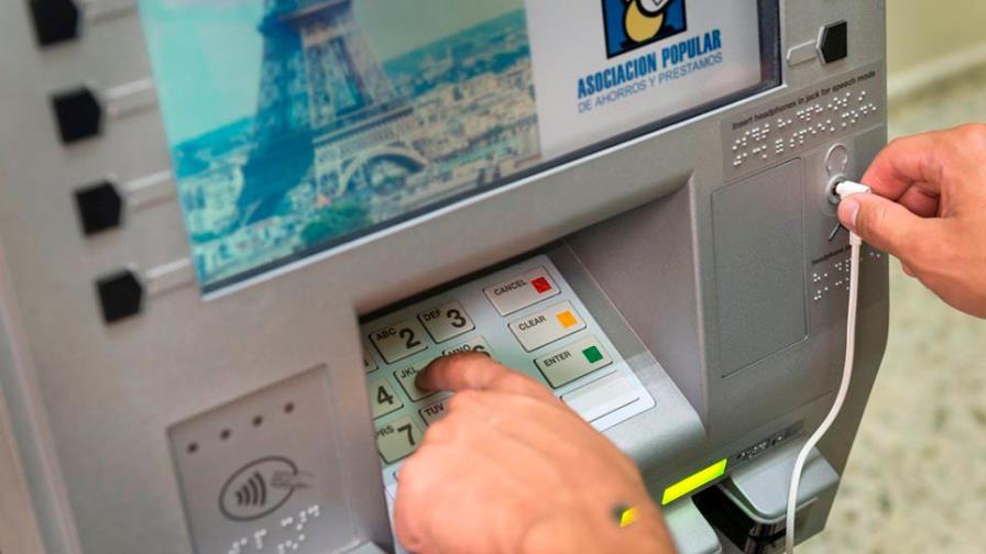 APAP habilita sus cajeros para facilitar transacciones a usuarios no videntes