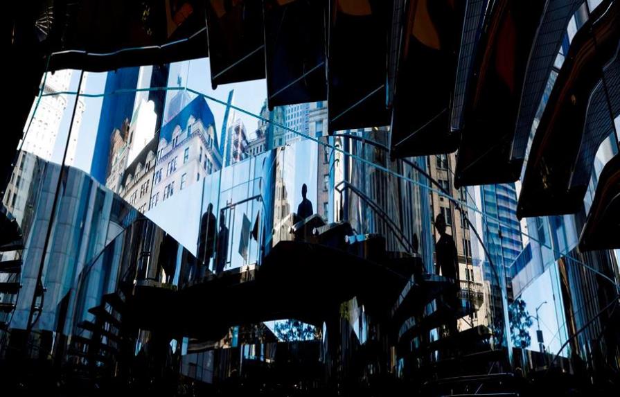 Apple reabre su icónica tienda del cubo de cristal en Nueva York