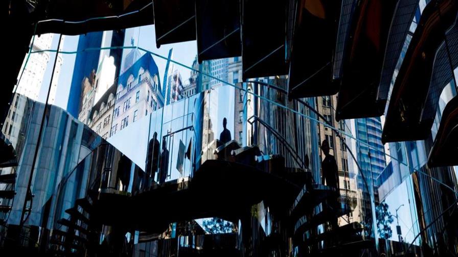 Apple reabre su icónica tienda del cubo de cristal en Nueva York