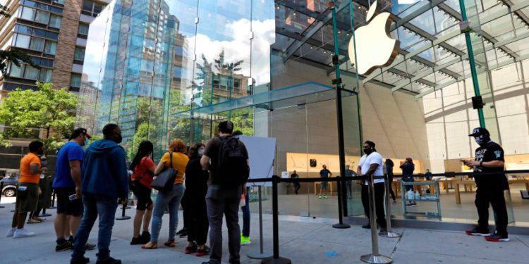 Apple vuelve a cerrar 30 tiendas en EE.UU. por el repunte del COVID-19