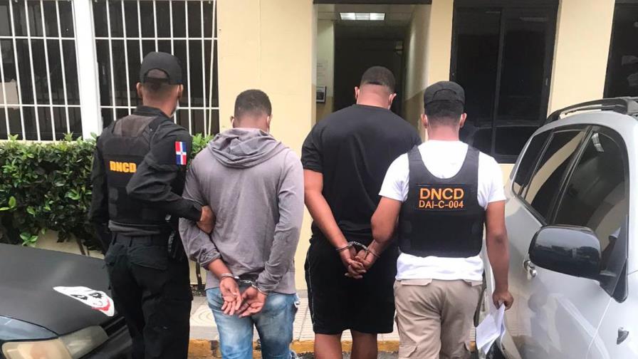 Apresan empleados de aeropuerto de Puerto Plata, entre ellos militares, por 309 kilos de cocaína Apresan empleados de aeropuerto de Puerto Plata, entre ellos militares, por 309 kilos de cocaína
