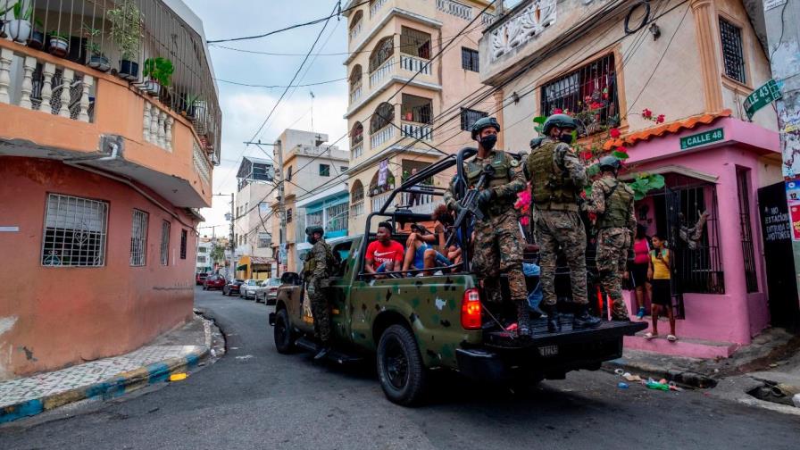 Policía “intensifica” labores para apresar a violadores del toque de queda; reporta 1,177 detenidos