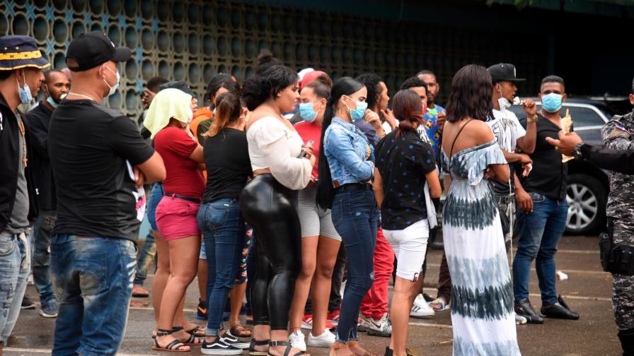 Desmantelan dos galleras durante toque de queda en La Vega y suspenden fiesta en Santiago 