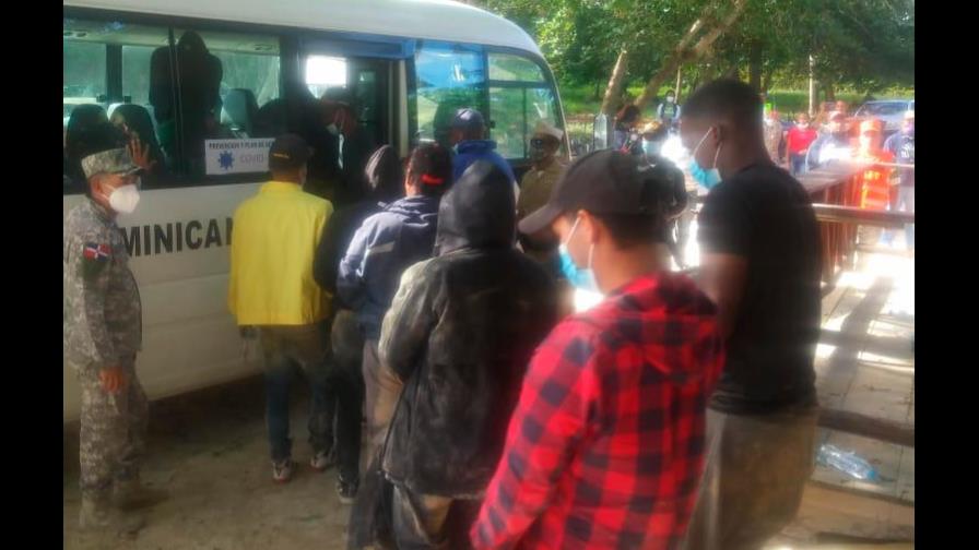 Apresan en María Trinidad Sánchez a 30 personas intentaban viajar en yola a Puerto Rico Apresan en María Trinidad Sánchez a 30 personas intentaban viajar en yola a Puerto Rico