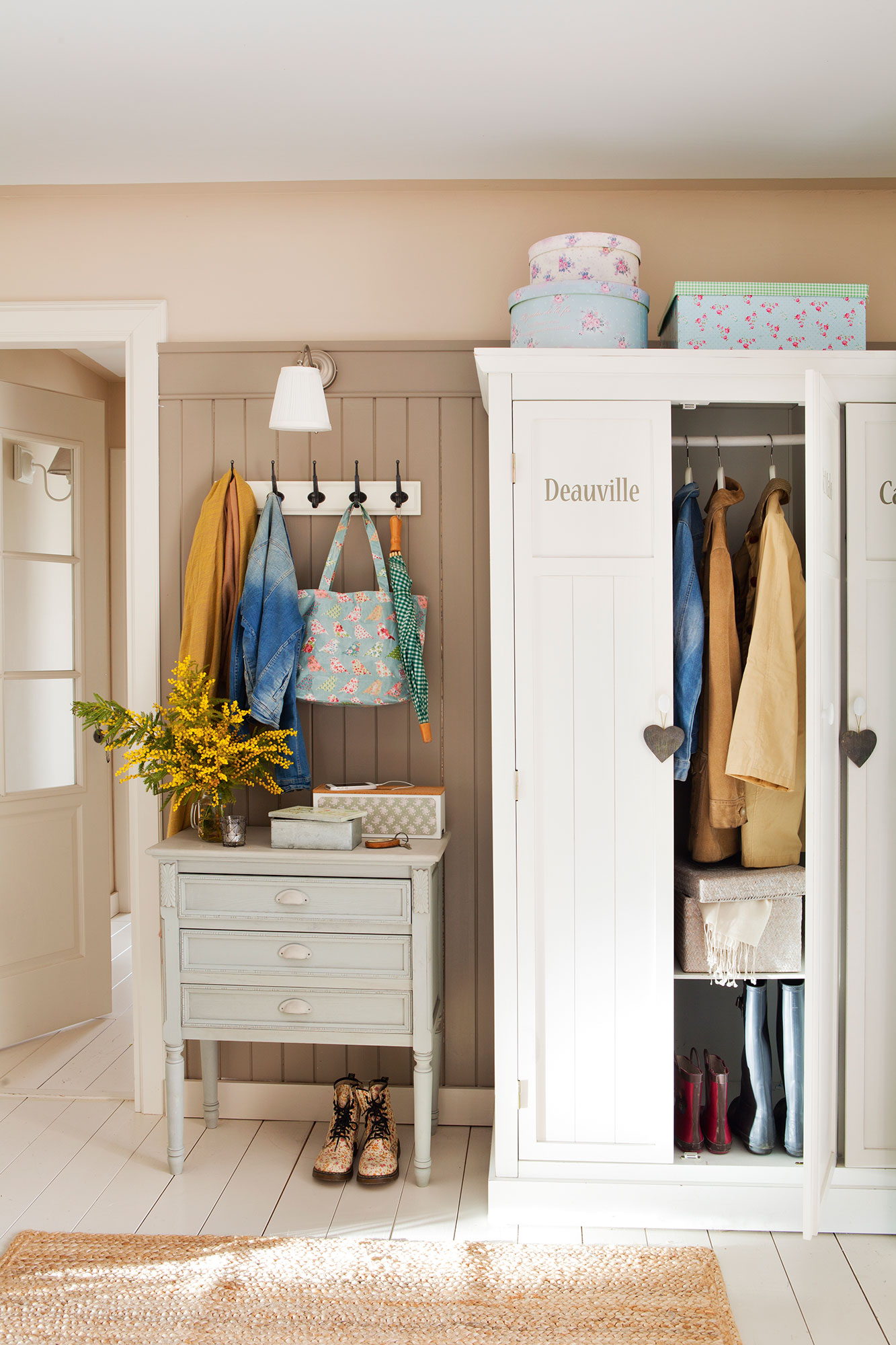 Aprovecha y guarda ropa de calle en el recibidor.