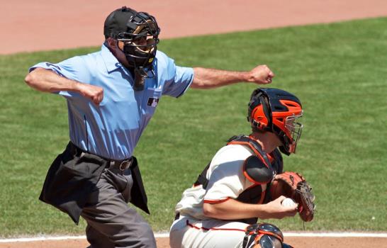 Reglas de béisbol: la interferencia cuando es del árbitro o del coach de base