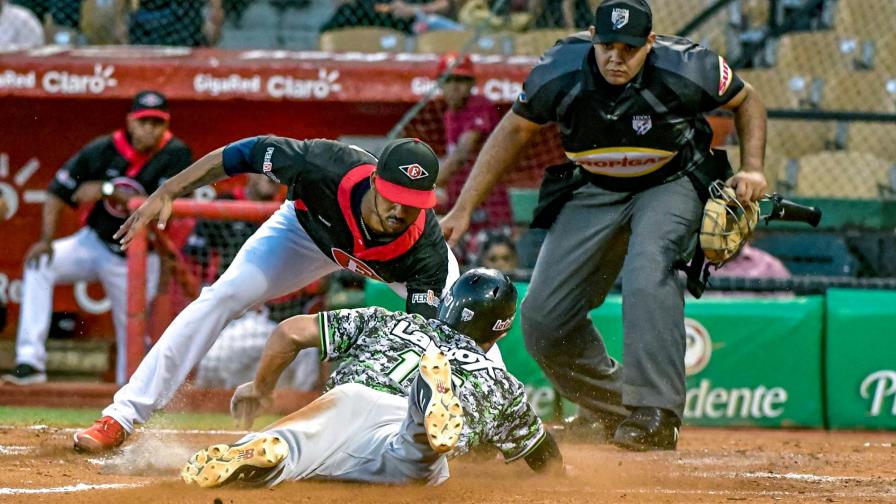 Los &aacute;rbitros de la pelota criolla pasan la prueba y se abren paso en EE.UU.