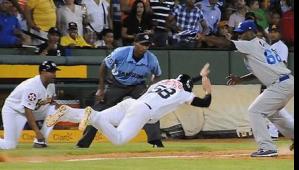 Reglas de béisbol: la interferencia cuando es del árbitro o del coach de base