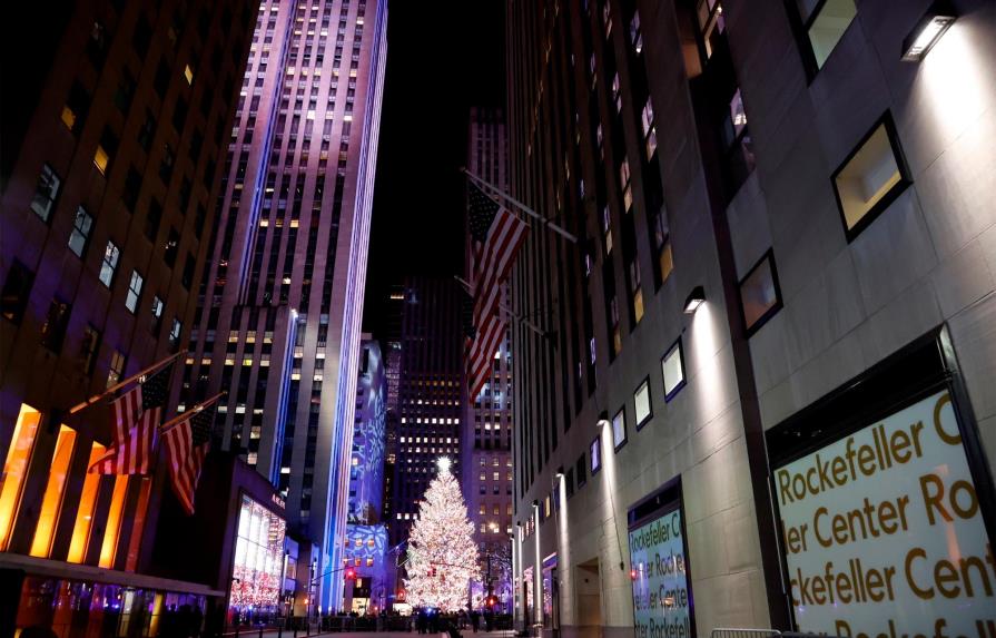 Nueva York inaugura época navideña con el encendido del árbol de Rockefeller