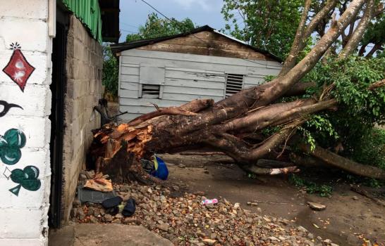 Lluvias, vientos y granizos causan daños en Santiago 
